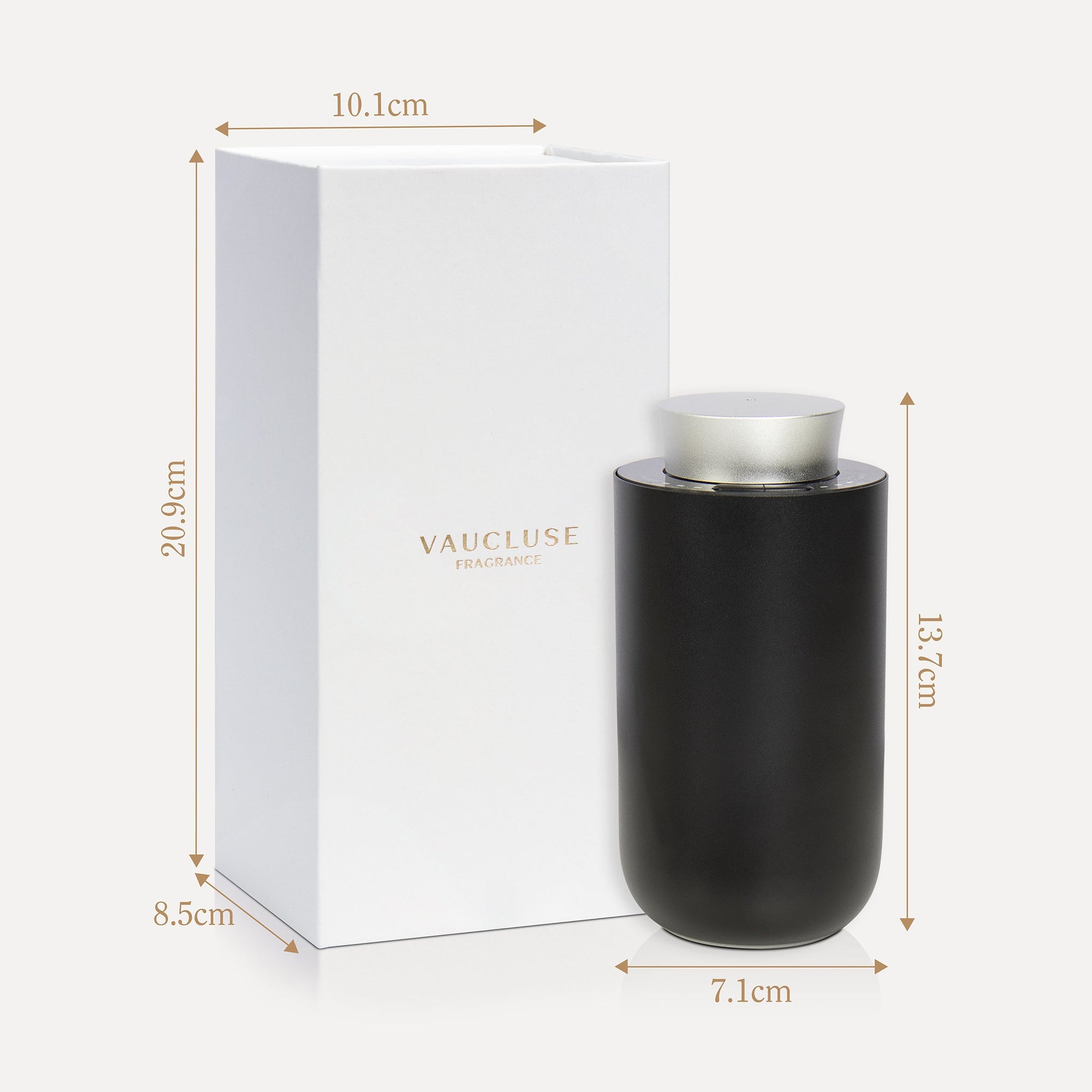 A product specifications diagram showing the dimensions of the white Vaucluse luxury box packaging and the black silver diffuser in centimeters.