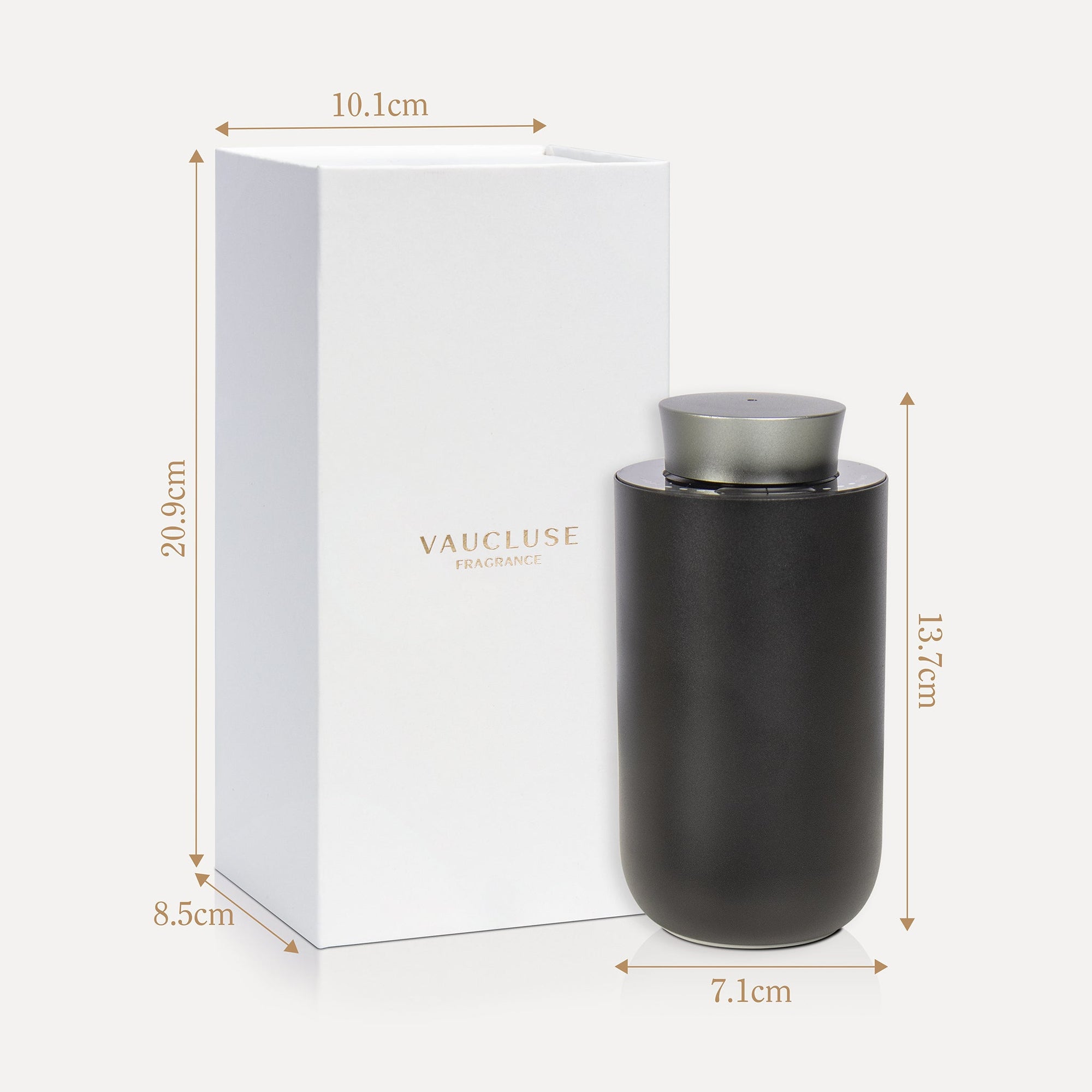 An infographic diagram showing the gun metal diffuser dimensions of 13.3cm by 7.1cm alongside its luxury white Vaucluse presentation box measuring 20.8cm by 10.5cm.